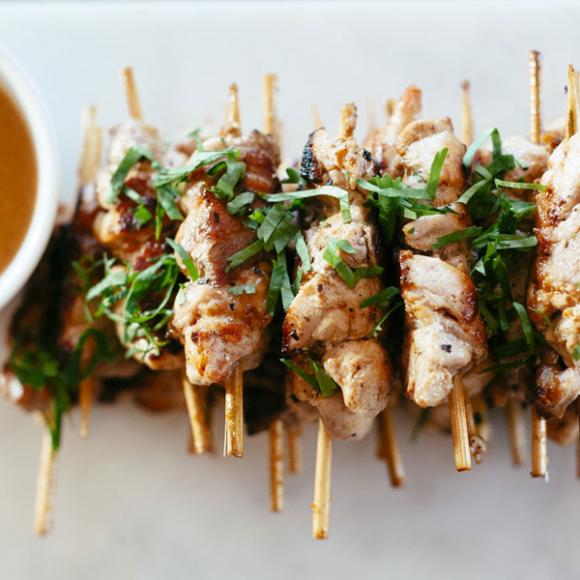  / Chicken skewers with satay sauce